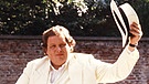 Ottfried Fischer im weißen Anzug | Bild: BR/Tellux-Film