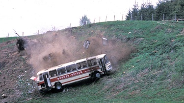 Ein Bus kommt von der Fahrbahn ab und stürzt die Böschung hinab. | Bild: BR/Tellux-Film