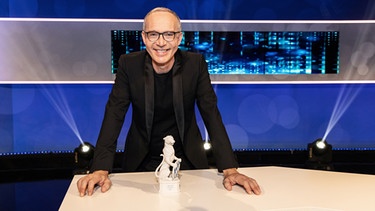 Moderator Christoph Süß beim Bayerischen Fernsehpreis 2021. | Bild: BR/Markus Konvalin