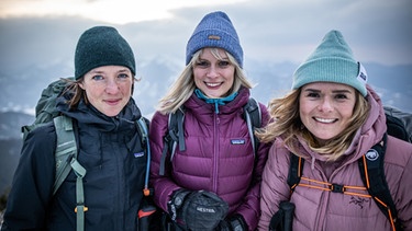 Anna Hadzelek, Antonia Schlosser und Katharina Kestler (von links) sind zu Fuß über die Alpen von Oberstdorf an den Comer See. | Bild: BR/Jens Scheibe