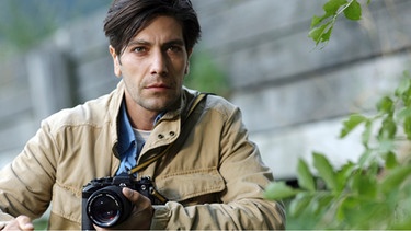 Salvatore (Fabrizio Bucci) beobachtet das Geschehen im Dorf. | Bild: BR/Ziegler Film/Epo Film/Petro Domenigg