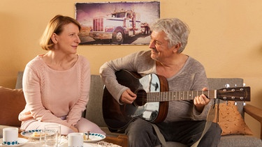 Stehen beide auf Gitarren-Rock: Kassiererin Emma Beeskow (Dagmar Manzel) und der Obdachlose August von Zinnerberg (Henry Hübchen). | Bild: ARD Degeto/BR/Conny Klein