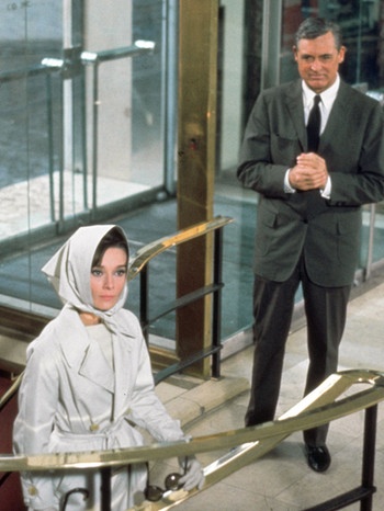 Peter Joshua (Cary Grant) und Regina (Audrey Hepburn) auf der Flucht vor brutalen Killern. | Bild: ARD Degeto/BR