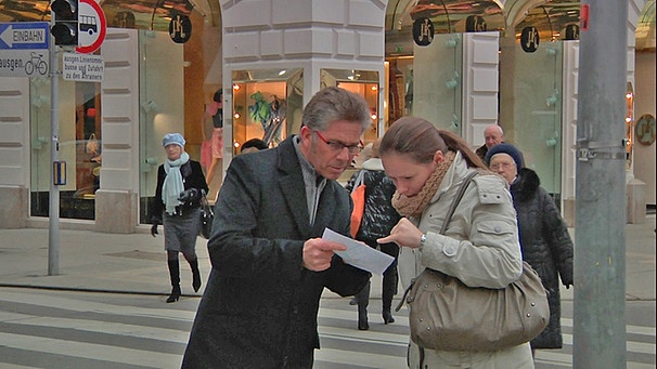 In der Wiener Innenstadt fragt Regisseur Yair Lev nach dem richtigen Weg. | Bild: BR/Nikolaus Geyrhalter Filmproduktion