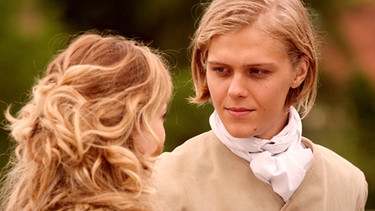 Felix (Jacub Gierszal) hat sich vom ersten Augenblick an in Prinzessin Isabell (Saskia Rosendahl) verliebt. | Bild: BR/SWR/Kerstin Stelter