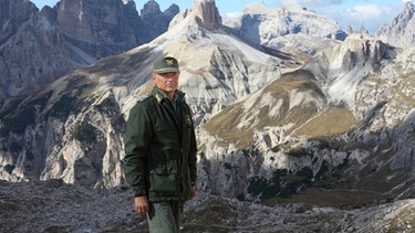 Forstkommandant Pietro (Terence Hill) ist auf der Suche nach dem vermissten Bergführer Sergio. | Bild: BR/photomovie/Alessandro Molinari