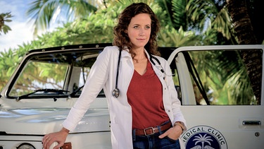 Dr. Filipa Wagner (Anja Knauer) kehrt nach Mauritius zurück, um ihre Arbeit im Beachressort und als ehrenamtliche Inselärztin fortzusetzen. | Bild: ARD Degeto/BR/Daniel Villiers