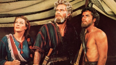 Moses (Charlton Heston, Mitte), Zippora (Yvonne De Carlo) und Josua (John Derek). | Bild: ARD Degeto/BR/Paramount Pictures