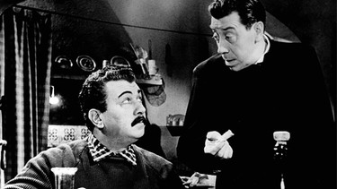Nicht einmal beim Essen können Don Camillo (Fernandel, rechts) und Peppone (Gino Cervi) ihre Debatten vergessen. | Bild: ARD Degeto/BR