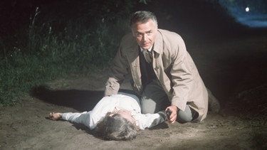 Inspektor Higgins (Joachim Fuchsberger) kann nicht verhindern, dass die Schülerin Mary Houston (Suzanne Roquette) im Park mit einer Giftgaspistole ermordet wird. | Bild: BR /Tobis/Karl Löb