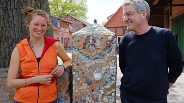 Franz Xaver Gernstl trifft Kendra Lahmanns ausnahmsweise zu Hause an. Sie bringt von jeder ihrer langen Reisen etwas mit, was sie dann in ihr Mosaik einbaut. | Bild: BR/megaherz gmbh