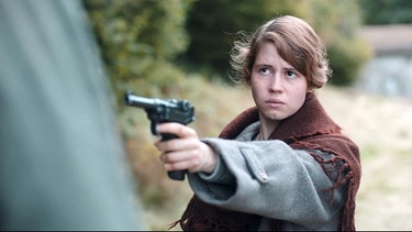 Luise mit einer Pistole (Luise Aschenbrenner). | Bild: 27 Film Production GmbH