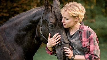 Alexandra (Julia Franz Richter) mit Pferd Dezember. | Bild: ARD Degeto/ServusTV/SAM Film/Martin Hörmandinger