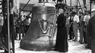 Der listige Don Camillo (Fernandel) hat sein Ziel erreicht: Eine neue Glocke für den Kirchturm. | Bild: ARD Degeto/BR