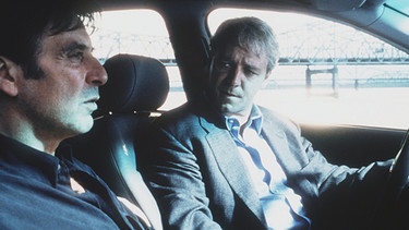 Filmszene aus "Insider": Lowell Bergman (Al Pacino, links) erfährt von Chemiker Jeffrey Wigand (Russel Crowe), dass die Zigarettenindustrie den Tabak mit krebserregenden Suchtstoffen versetzt. | Bild: ARD Degeto