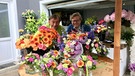 Von links: Seppi und Oliver bereiten Blumen vor. | Bild: BR/Dr. Evelyn Schels