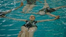 Marie-Luise Jordan im Schwimmbecken mit den anderen Isarnixen. | Bild: BR/Robert Kumeth