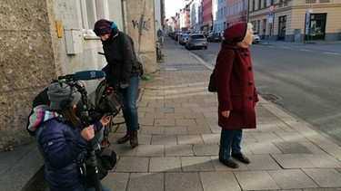 Marie-Luise Jordan bei den Dreharbeiten in der Auenstraße in München. | Bild: BR/Petra Wiegers