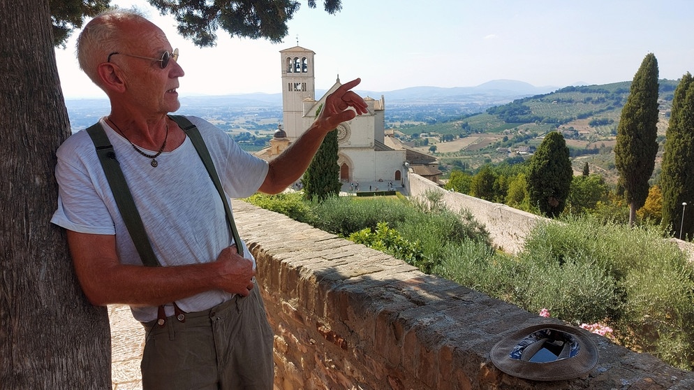Fred Theiner macht eine Pause an seinem Lieblingsplatz oberhalb der Basilika San Francesco in Umbrien. | Bild: BR