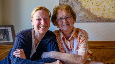 Karin mit Mutter Hannerl. | Bild: BR/Pius Neumaier