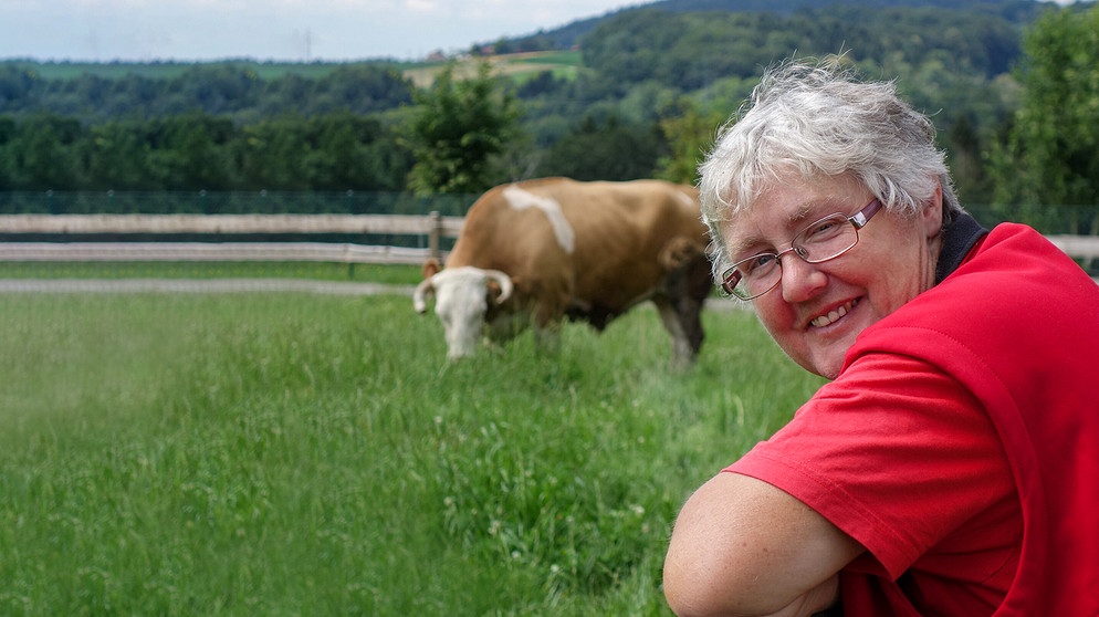 Seit jeher hat die niederbayerische Bäuerin Traudl ein besonders enges Verhältnis zu ihren Kühen. | Bild: BR/Angelika Vogel