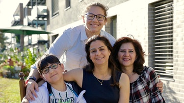 Najd Boshi (Mitte) mit den Kindern und ihrer Schwester. | Bild: BR/Dirk Heuer