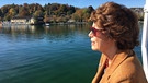 Marianne Koch während des Drehs bei einer Schiffsfahrt auf dem Starnberger See. | Bild: BR/Evelyn Schels