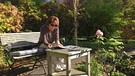 Marianne Koch bereitet sich auf eine Sendung in ihrem Garten vor. | Bild: BR/Evelyn Schels