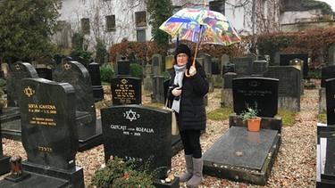 Anna Zisler auf dem jüdischen Friedhof in Straubing. | Bild: BR/Evelyn Schels