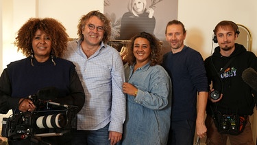 Von links: Carola Niemann, Dr. Georg Bayerle (Autor), Dana Niemann (Tochter von Carola), Erik Schimschar (Kamera) und Jonathan Zeidler (Ton). | Bild: BR/Claudia Jünger