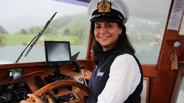 Kapitänin Najd Boshi bei einer Fahrt auf dem Tegernsee. | Bild: Birgit Deiterding