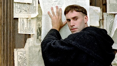 Luther (Joseph Fiennes) schlägt seine berühmten 95 Reform-Thesen an das Portal der Kirche. | Bild: ARD Degeto/BR