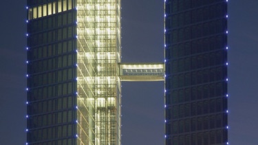 Das beleuchtete Bürohaus Highlight-Towers in München | Bild: MEV/Heinrich Simon