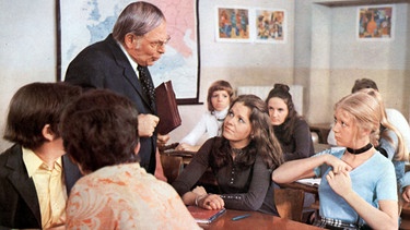 Der alte Lehrer Knörz (Rudolf Schündler) nimmt seine frech-aufreizende Schülerin Lydia (Jutta Speidel, rechts) ins Gebet. | Bild: ARD Degeto/BR