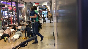 Die Polizei räumt ein Schuhgeschäft in der Münchner Kaufingerstrasse. | Bild: BR/Christoph Kürbel