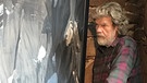 Reinhold Messner (neben einem Gemälde des Cerro Torre) begibt sich auf Spurensuche nach Patagonien, um den Mythos Cerro Torre zu entzaubern.  | Bild: arte/BR/Riva Film