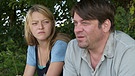 Filmszene aus "Nebenwege": Marie (Lola Dockhorn) und ihr Vater Richard (Roeland Wiesnekker) reden über die Vergangenheit. | Bild: BR/Jürgen Olczyk