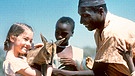 Szene aus "Nirgendwo in Afrika": Owuor (Sidede Onyolo, Mitte) macht die kleine Regina (Karoline Eckertz) mit den Tieren seines Landes vertraut. | Bild: ARD Degeto/ARD Degeto/Constantin Film