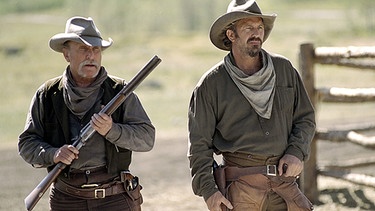 Boss Spearman (Robert Duvall, li.) und Charley Waite (Kevin Costner) ziehen in den Kampf gegen eine Übermacht. | Bild: ARD Degeto/BR