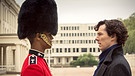 Sherlock - Im Zeicher der Drei: Sherlock Holmes (Benedict Cumberbatch, rechts) will einem Leibgardisten der englischen Königin helfen, der von einem Unbekannten verfolgt wird. | Bild: ARD Degeto/ARD Degeto/BBC/Hartswood Films 2013