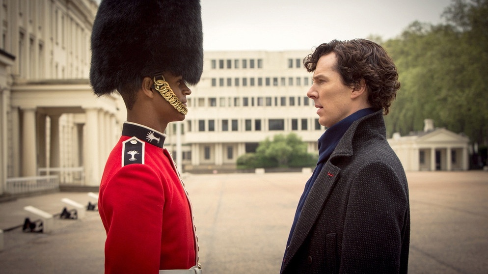 Sherlock - Im Zeicher der Drei: Sherlock Holmes (Benedict Cumberbatch, rechts) will einem Leibgardisten der englischen Königin helfen, der von einem Unbekannten verfolgt wird. | Bild: ARD Degeto/ARD Degeto/BBC/Hartswood Films 2013