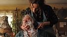 Olivia (Jeanette Hain) rasiert ihren Vater, Adolf Poltrock (Fred Stillkrauth). Sie ist genervt. | Bild: BR/Barbara Bauriedl