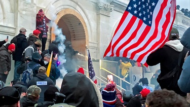 Die US-Kapitol-Polizei geht mit Tränengas gegen die Demonstranten vor. | Bild: BR/SWR/Brendan Gutenschwager