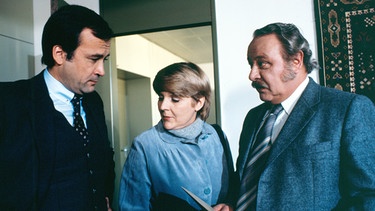 Von links: der Staatsanwalt (Franz Hanfstingl), Frau Berg (Maria Körber) und Kriminalhauptkommissar Veigl (Gustl Bayrhammer). | Bild: BR/Foto Sessner