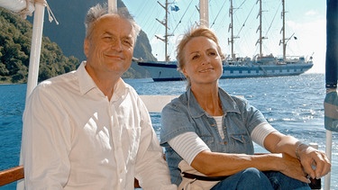 Karl (Dietrich Mattausch) und Andrea (Diana Körner) machen gemeinsam einen Ausflug an Land. | Bild: ARD Degeto/BR/Hans-Joachim Pfeiffer