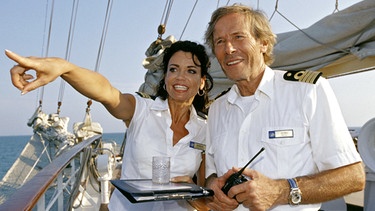 Kapitän Jensen (Horst Janson) und seine Cruisedirektorin Saskia (Gerit Kling). | Bild: ARD Degeto/BR/Mike Gast