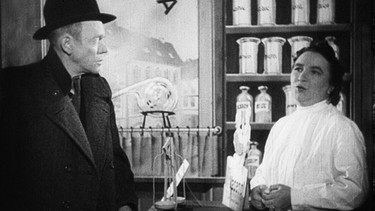 "In der Apotheke" (1941, Regie: Hans Albin): Ein Kunde, gespielt von Karl Valentin, verlangt in der Apotheke eine Arznei für sein sechs Monate altes Kind. Doch wie war der Name der Medizin noch einmal? Dass er weder ein Rezept hat, noch den Namen des Medikaments kennt, macht die Sache für Apothekerin Liesl Karlstadt nicht gerade einfach. | Bild: BR/KINEOS