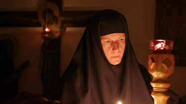Ein Film über schwarz gekleidete Frauen, einen ukrainischen Pfarrer und einem Kloster als
ungewöhnlichen Schicksal- und Friedensort. | Bild: Michael Kalb Filmproduktion 