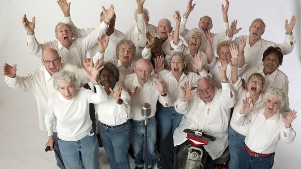Um in den, 1982 in einem Altersheim gegründeten, Chor eintreten zu können, muss man mindestens 60 Jahre alt sein. | Bild: BR/Telepool GmbH/Brandy Eve Allen