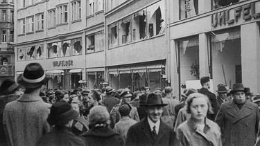 Passanten vor dem zerstörten Kaufhaus Uhlfelder im Rosental | Bild: Stadtarchiv München 